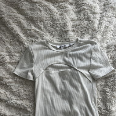 Weisses kurzarm Shirt mit Ausschnitt