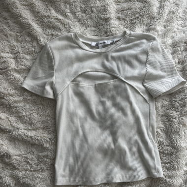 Weisses kurzarm Shirt mit Ausschnitt