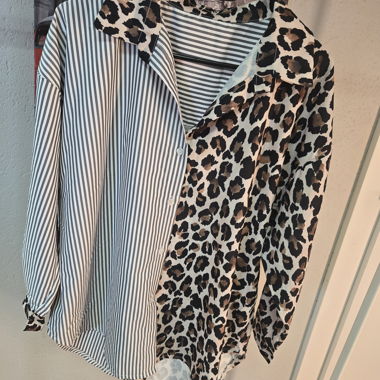 Camicia con stampa leopardo a righe