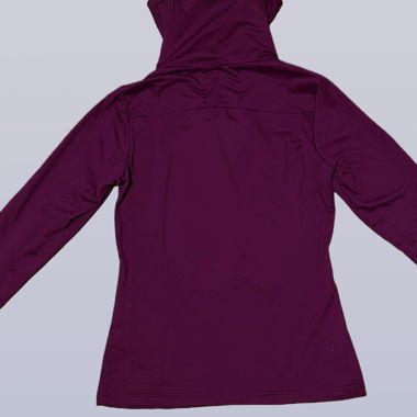 Top a maniche lunghe viola con collo a imbuto