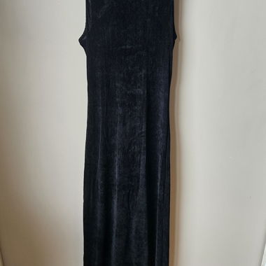 Schwarzes langes ärmelloses Kleid