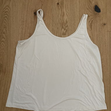 Top bianco con bretelle sottili