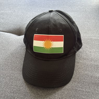 Cappellino nero con bandiera del Kurdistan