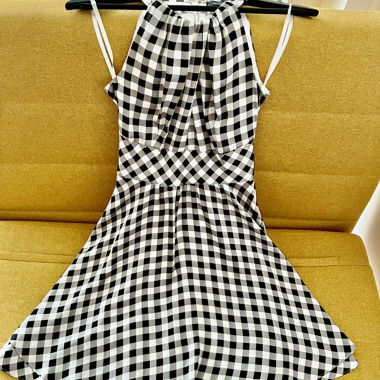 Abito a trapezio chic a quadretti nero e bianco