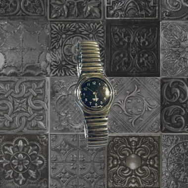 Silberfarbene Armbanduhr von Swatch  