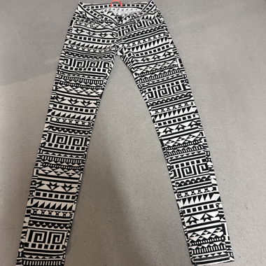 Schwarz-weiss gemusterte Skinny Jeans, Gr. 36