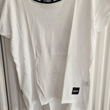 T-shirt bianco con colletto nero
