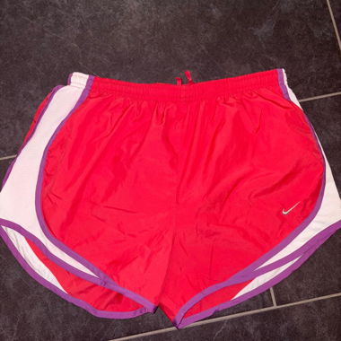 Nike shorts rot/weiss/violet