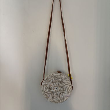Sac rond en rotin tressé avec bandoulière