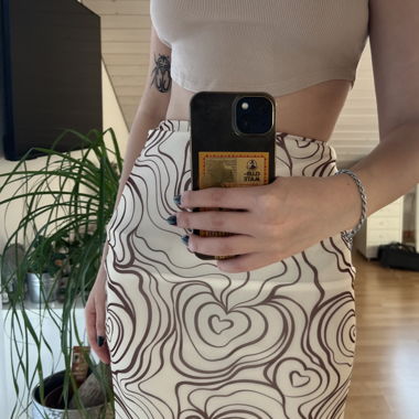 enger Rock mit Herzmuster in braun/beige