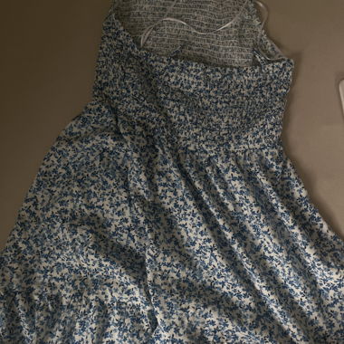 Kurzes Kleid mit Blumenmuster