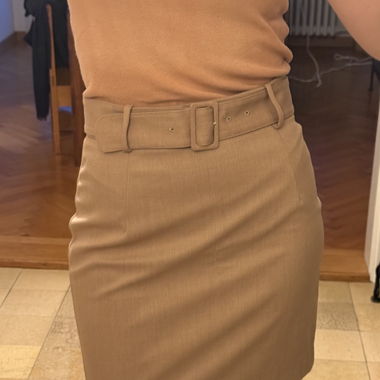Jupe beige mit Gürtel