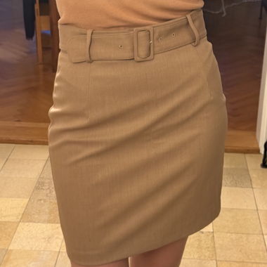Jupe beige mit Gürtel