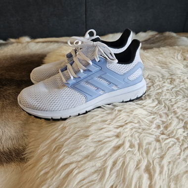 Sneakers Adidas bianchi e blu
