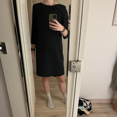 Schwarzes Midi-Kleid