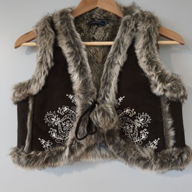 Gilet marrone in finta pelliccia