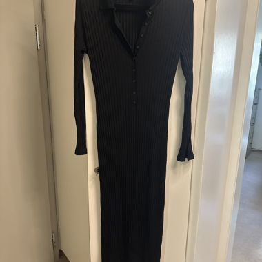 Schwarzes Plisseekleid mit Knopfleiste