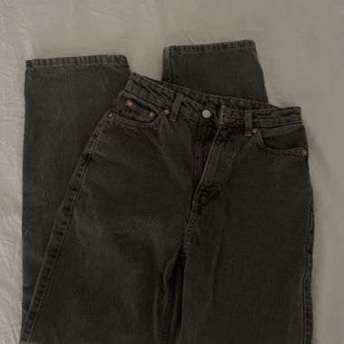 graue Weekday Jeans