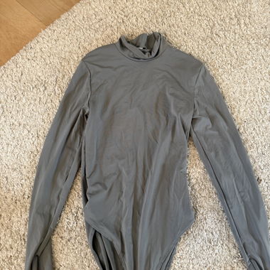 Body grigio con collo alto