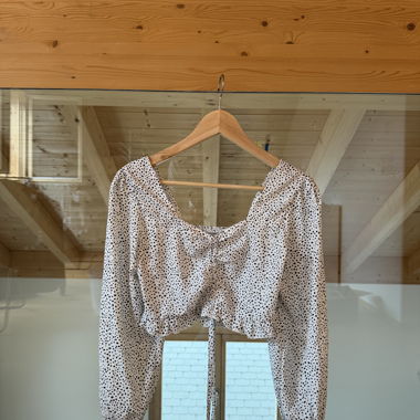 Weisse Bluse mit schwarzen Punkten