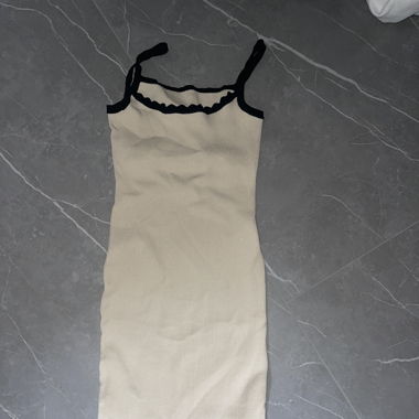 Beiges Kleid