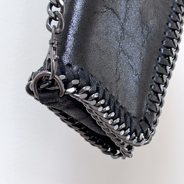 Borsa a tracolla in pelle nera con catena – Made in Italy