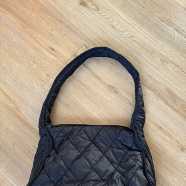 Padded shoulder bag