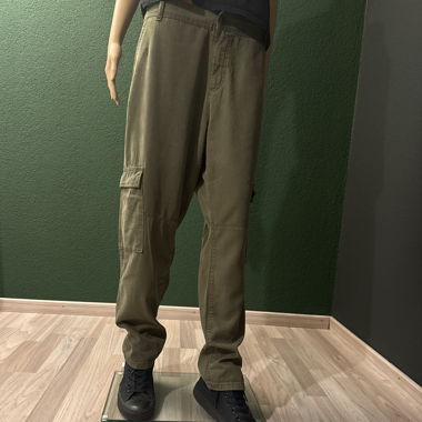 Pantaloni cargo oliva con tasche laterali