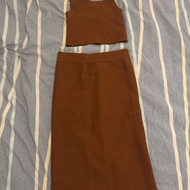 Braunes geripptes Crop-Top- und Midirock-Set