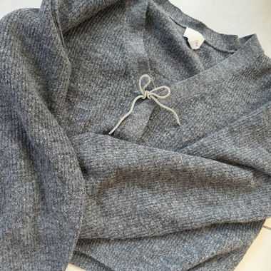 Grauer Strickpullover mit Schleife