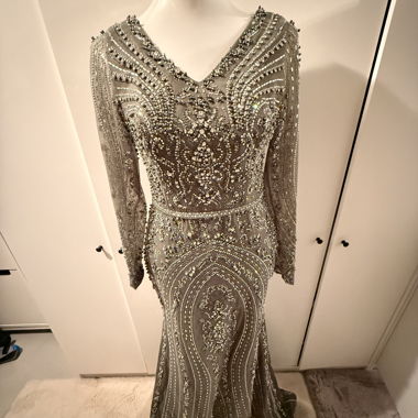 Perlenbesetztes Abendkleid
