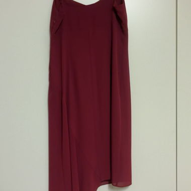 Abito corto asimmetrico color bordeaux