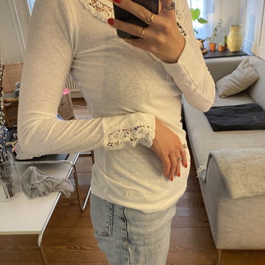 weisses Langarmshirt mit Spitzendetails 