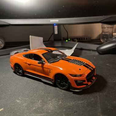Voiture miniature de sport orange