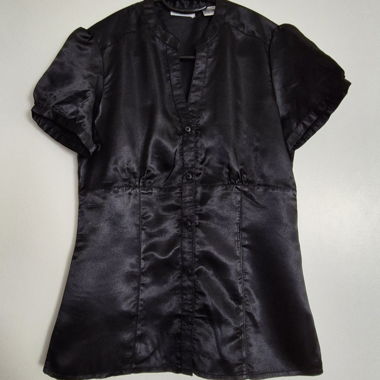Blouse noire en satin, manches courtes