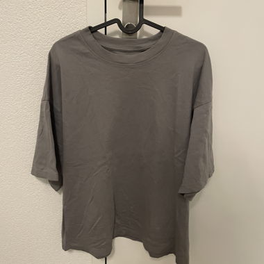 T-shirt grigio oversize