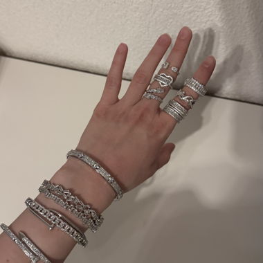 4 bracciali rigidi, 6 anelli regolabili argentati