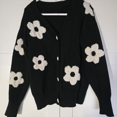 Cardigan con fiori neri