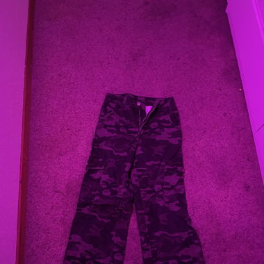Jeans mit Militärmuster