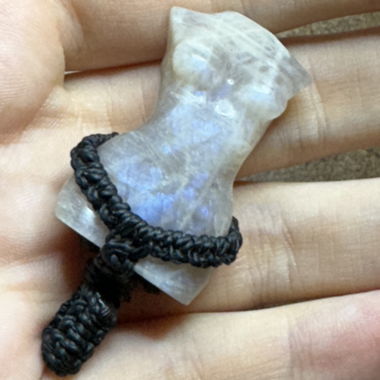 Makramee Kettenanhänger mit Mondstein Body