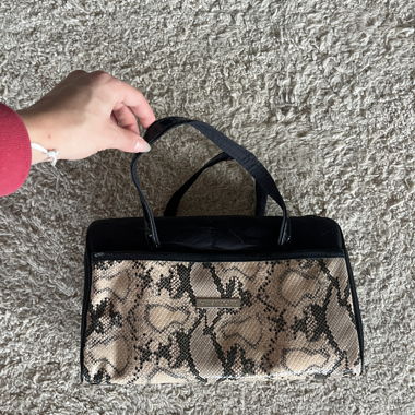 Schwarze Handtasche mit Schlangenprint
