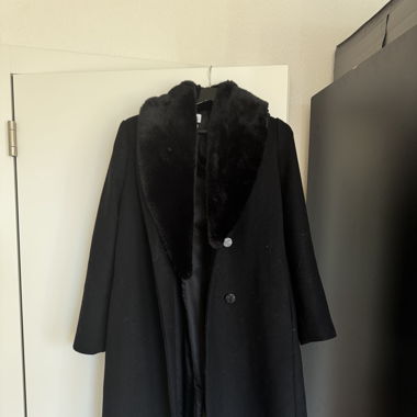 Long manteau Mango avec col fausse fourrures noir