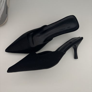 Schwarze Mules mit Absatz