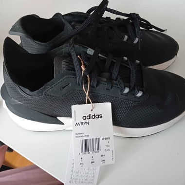 Baskets adidas AVRYN