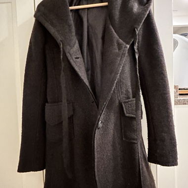 Cappotto nero con cappuccio di Please