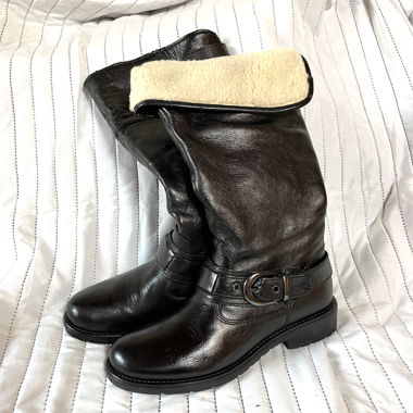 Schwarze, gefütterte Lederstiefel