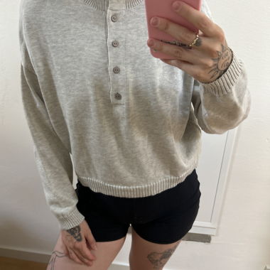 Maglione in maglia grigia con patta con bottoni di SODE