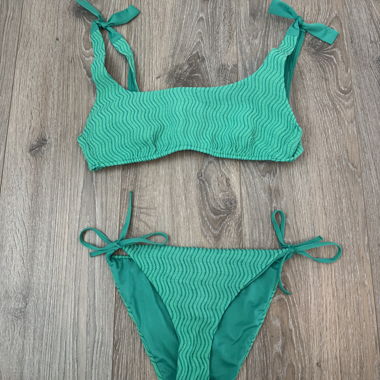 Grüner Bikini zum Binden
