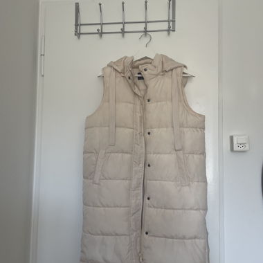 Gilet matelassé beige avec capuche