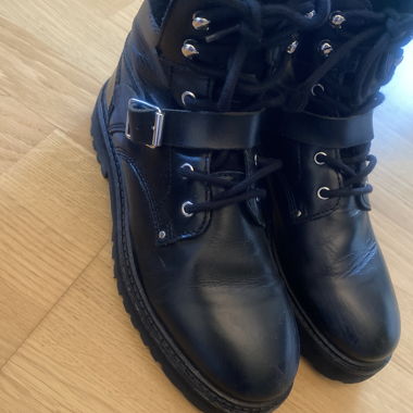 Bottes à lacets en cuir noir
